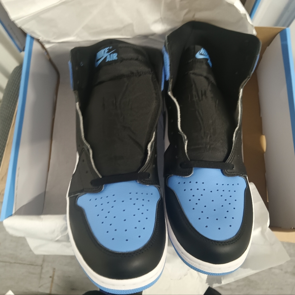 Men's basketball shoes